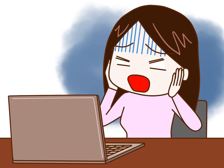 パソコン画面を見ながら青ざめる女性